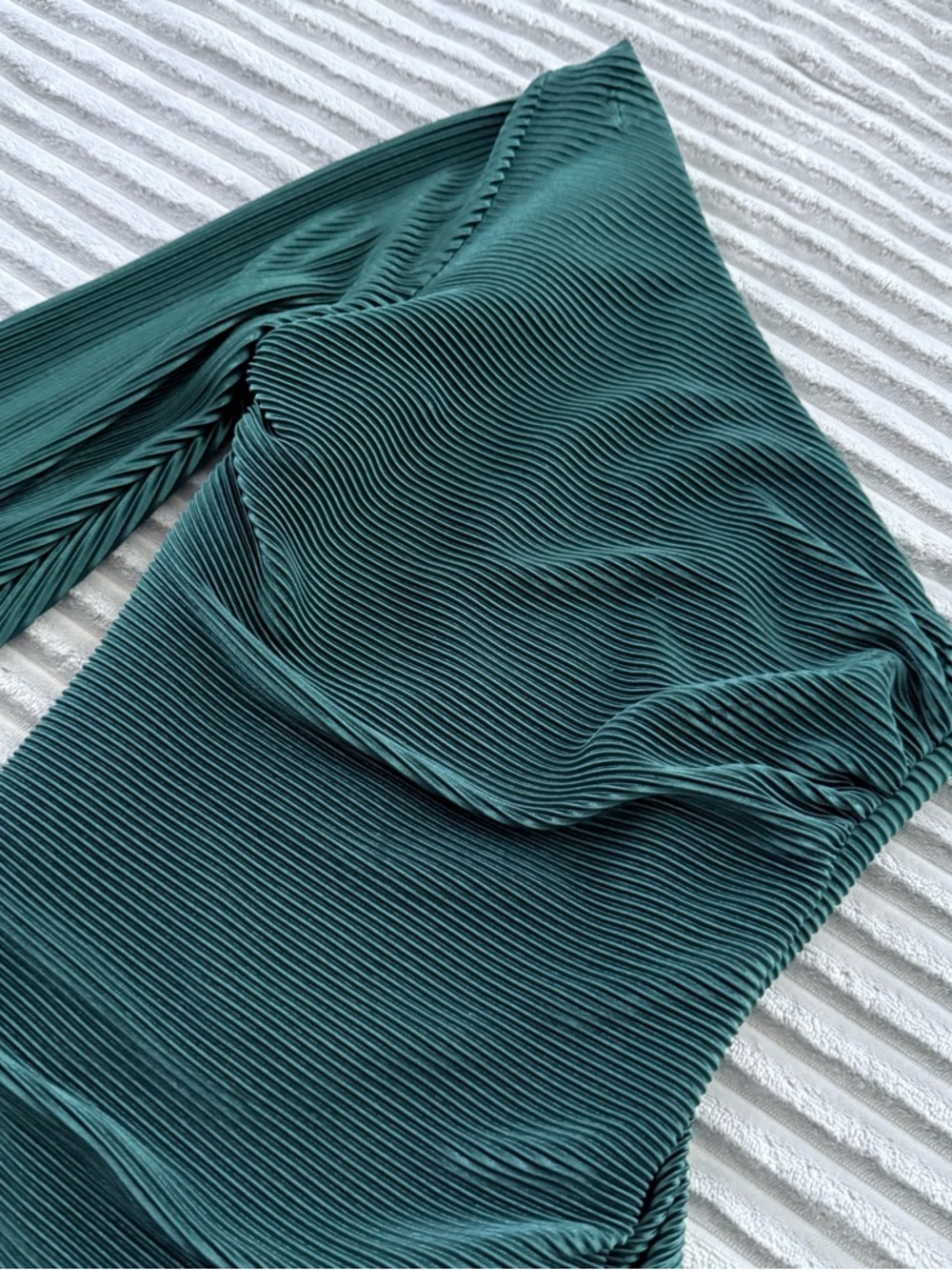 Lucy in the Sky One-Shoulder Hunter Ruched Mini Dress (Green) - Picture 5 of 7